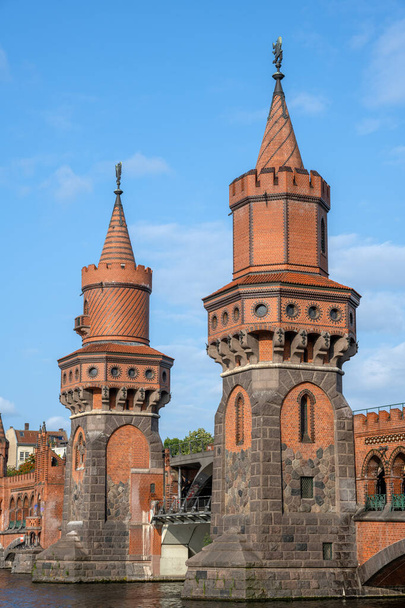 Башни прекрасного Обербаумбрюкке в Берлине в солнечный день - Фото, изображение