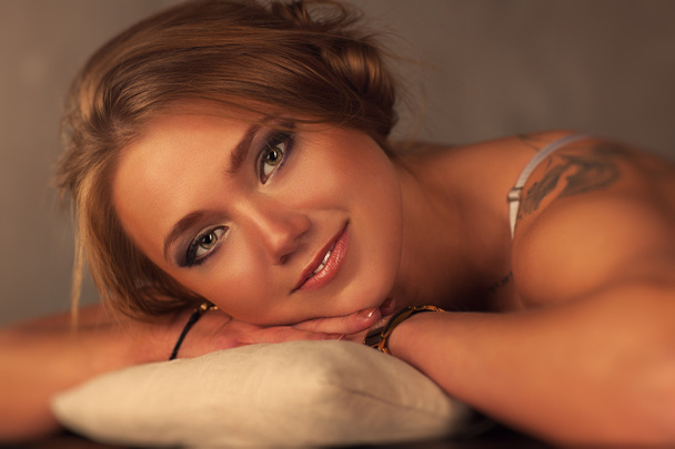 Young woman with pillow - Foto, Imagem
