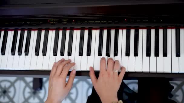 Eleganckie wykonanie fortepianu: młody pianista grający klasyczne melodie - Materiał filmowy, wideo