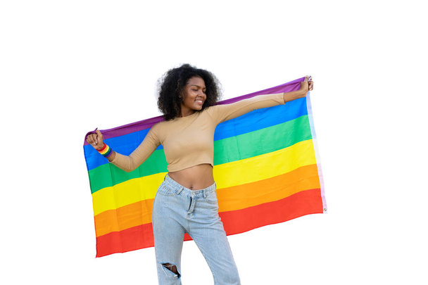 femmes noires africaines avec drapeau arc-en-ciel LGBT heureux joyeux joyeuse célébration fierté mois isolé sur fond blanc avec chemin de coupure - Photo, image