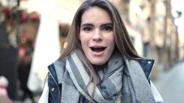 Joven hermosa mujer hispana sonriendo confiada aplaudiendo en la calle - Imágenes, Vídeo