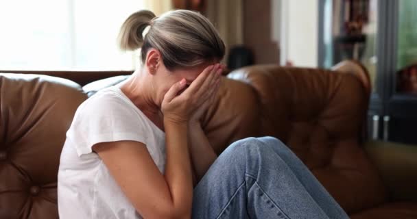 Junge weibliche Opfer, die unter Missbrauch, Belästigung und Depressionen oder Herzschmerz leiden. Traurige verzweifelte Frau weint vor Gefahren - Filmmaterial, Video