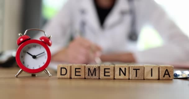 Arzt schreibt medizinische Diagnose Demenz und Wecker. Demenz verursacht Symptome Diagnose und Behandlung - Filmmaterial, Video