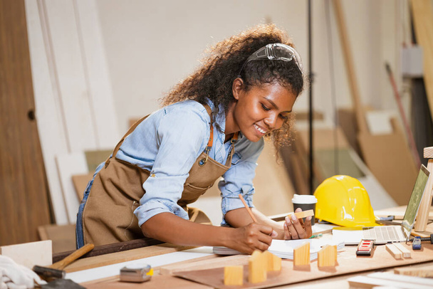 Asztalos nő Woodworking Műhely tervező Building Wood Home. Építész nők intelligens munka. Happy Joiner Építőmérnök Design Floor Plan. - Fotó, kép