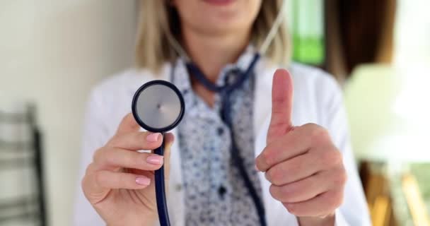 Médico mulher com estetoscópio e polegar para cima. Recomendar serviços médicos e de saúde de qualidade - Filmagem, Vídeo