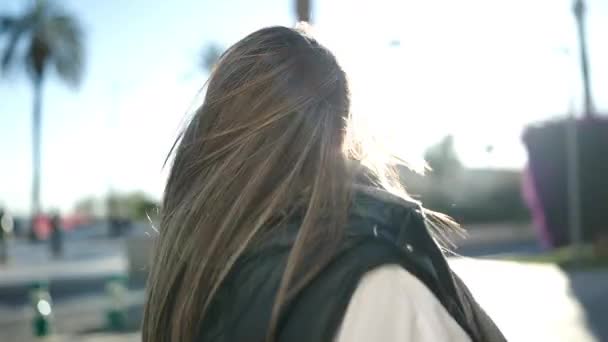 Jonge mooie Spaanse vrouw glimlachend vol vertrouwen op straat - Video