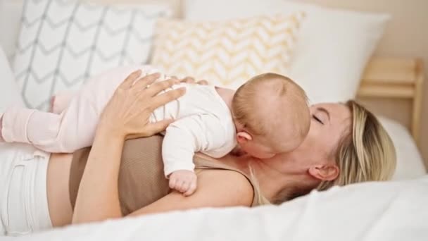Μητέρα και κόρη ξαπλωμένες στο κρεβάτι αγκαλιασμένες στην κρεβατοκάμαρα - Πλάνα, βίντεο