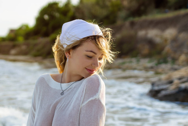 Пляжна жінка в модному пляжному одязі. біла туристична дівчина в білому парео для захисту від сонця, розслабляюча прогулянка в океанічній воді під час літніх канікул
 - Фото, зображення