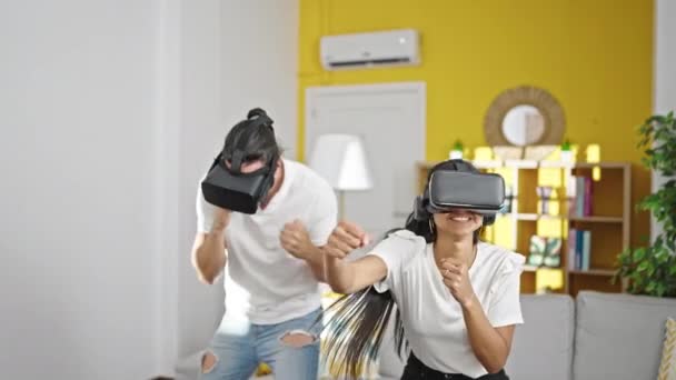 Мужская и женская пара используют очки виртуальной реальности для бокса дома - Кадры, видео