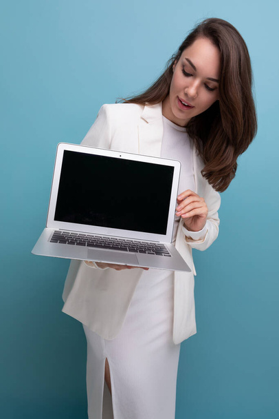 Mulher de negócios morena confiante demonstra maquete de tela de laptop. - Foto, Imagem