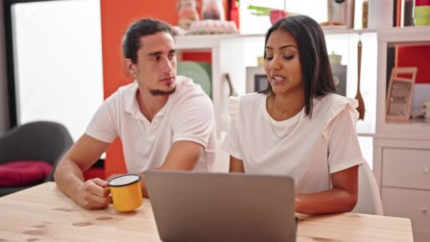 Homem e mulher casal usando laptop beber café na sala de jantar - Filmagem, Vídeo