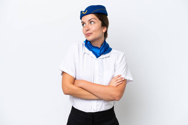 Літак стюардеса біла жінка ізольована на білому тлі роблячи сумніви жестом під час підняття плечей
 - Фото, зображення