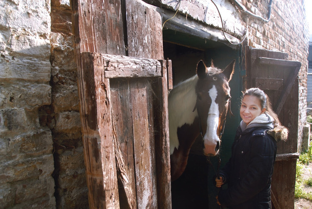 Adolescente chica con su hermoso caballo amigo
 - Foto, imagen