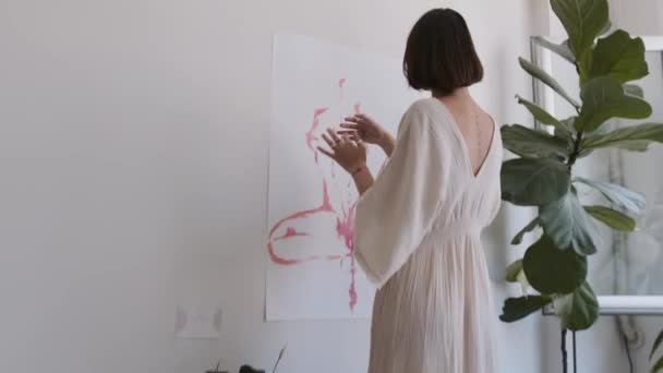 Talentovaná inovativní umělkyně kreslí svýma rukama na velké plátno, pomocí prstů, které vytváří barevné, emocionální, smyslné olejomalby. Současný malíř Vytváření abstraktního moderního umění. Vysoká - Záběry, video