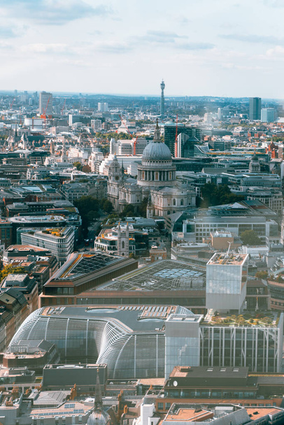 Vista de pájaro de un bullicioso paisaje urbano con icónicos rascacielos y monumentos arquitectónicos en Londres - Foto, Imagen