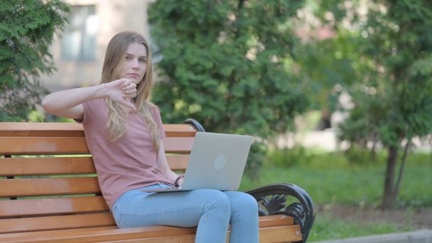 Молода жінка працює на ноутбуці на відкритому повітрі - Фото, зображення
