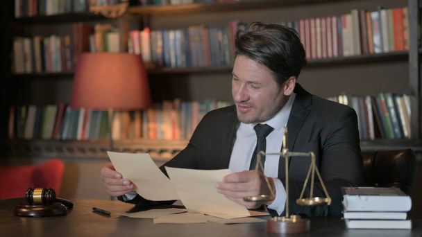 Ekscytowany adwokat Czytanie dokumentów prawnych w urzędzie przed sądem - Zdjęcie, obraz