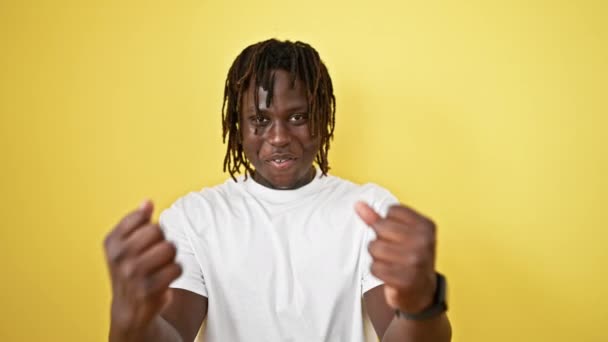 Afro-Amerikaanse man wijzend zichzelf vieren over geïsoleerde gele achtergrond - Video