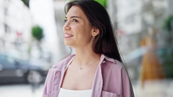 Mladý krásný hispánec žena usměvavý jistý stojící na ulici - Záběry, video