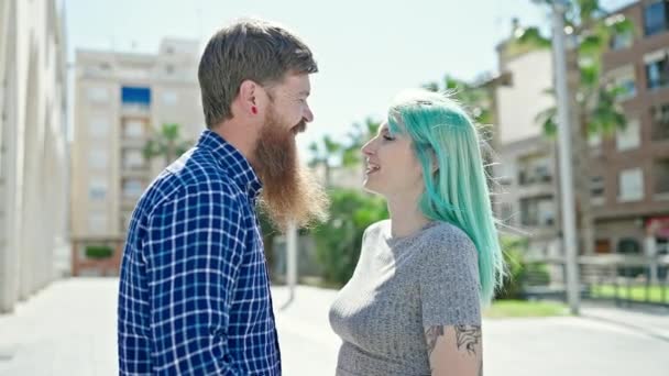 Muž a žena pár usmívat sebevědomí stojí spolu mluvit na ulici - Záběry, video