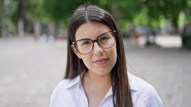 Jonge mooie Spaanse vrouw met een glimlachende bril in de straten van Madrid - Video
