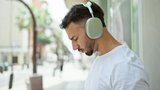Jovem árabe homem ouvindo música na rua - Filmagem, Vídeo