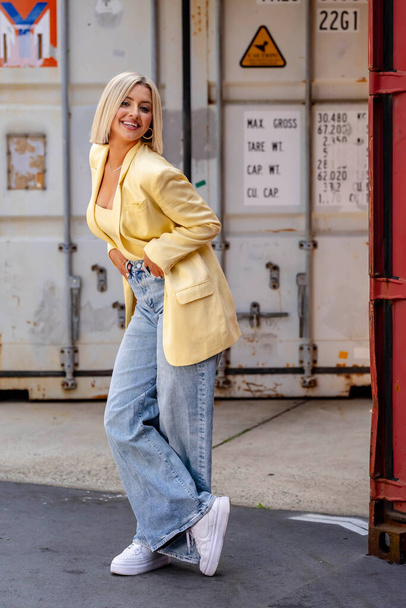 Een prachtig blond model poseert buiten terwijl u geniet van het zomerweer - Foto, afbeelding