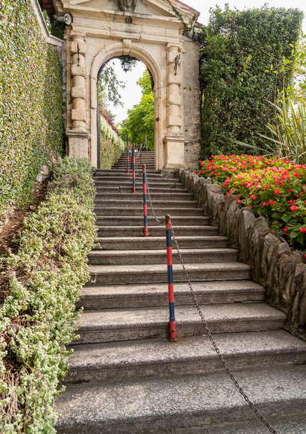 Die Treppe zum Eingang in die Gärten der Isola Madre, mitten im Lago Maggiore, ist eine der Borromäischen Inseln in Stresa, Piemont, Italien - Foto, Bild