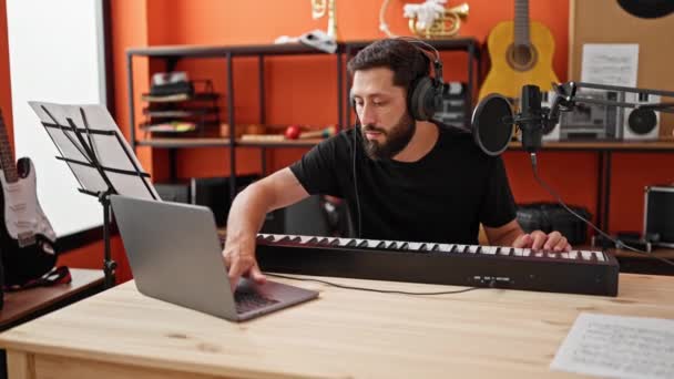 音楽スタジオでオンラインピアノレッスンを受ける若いヒスパニック系ミュージシャン - 映像、動画