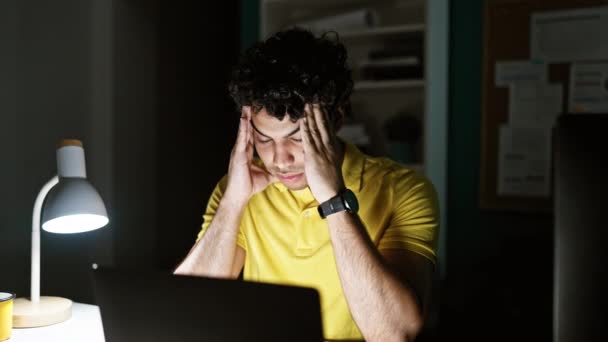 Jonge Latijnse man zakenman gestrest lijden voor hoofdpijn op kantoor - Video