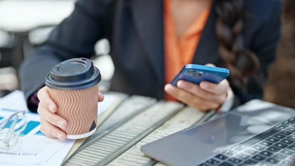 Jonge mooie Spaanse vrouw zakenman drinken van koffie praten op de smartphone op het terras van de coffeeshop - Video