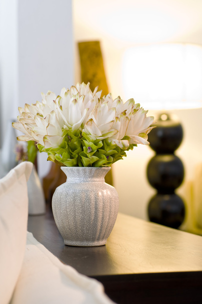 Vase à fleurs dans un beau design d'intérieur
 - Photo, image