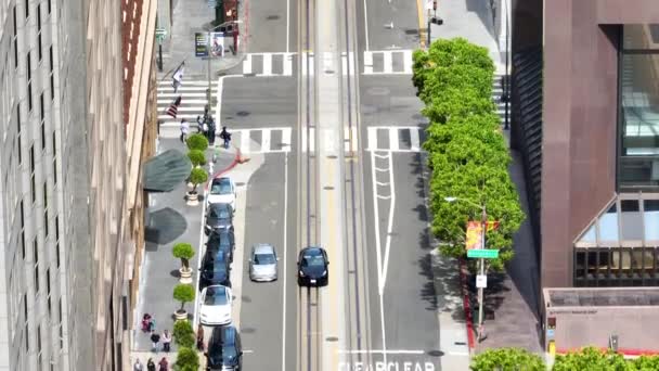 Vídeo de vídeo aéreo pan-up de rua montanhosa para ver de Oakland Bay Bridge entre arranha-céus - Filmagem, Vídeo