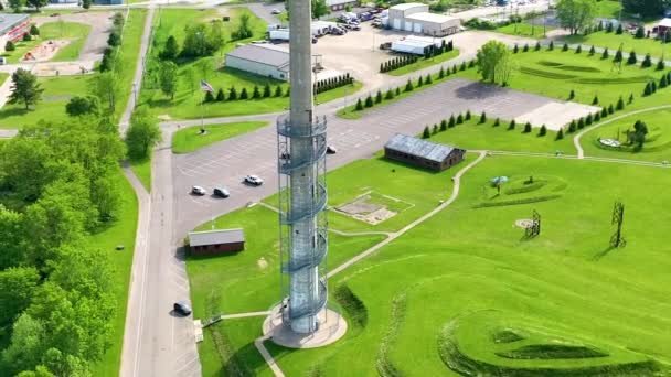 Videó a lassú pályájú légi felvételekről a Rastin Observation Tower körül az Ariel Foundation Parkban - Felvétel, videó
