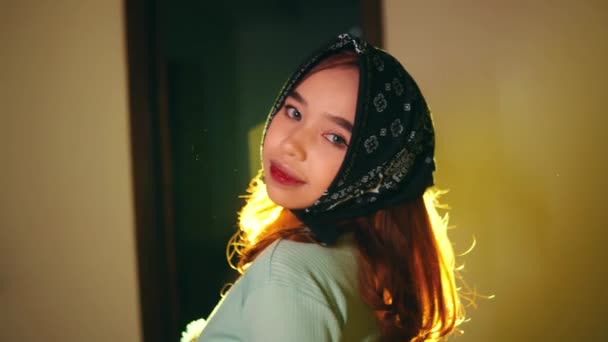 Azji nastolatki są pozowanie w vintage ubrania dla kamery z wielką pewnością w nocy - Materiał filmowy, wideo