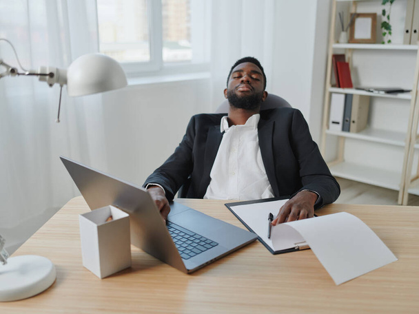 mies koulutus opiskelija työnnäköinen toimisto freelance internet kannettava tila freelancer kopio musta amerikkalainen afrikkalainen käyttäen afrikkalainen amerikkalainen verkossa moderni hymyilevä henkilö tietokone - Valokuva, kuva