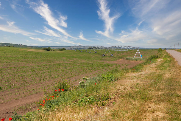 Τοπίο με σύγχρονο γεωργικό σύστημα άρδευσης στον τομέα - Φωτογραφία, εικόνα