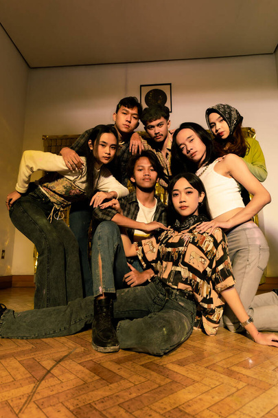 egy csapat ázsiai tinédzser pózol a barátaikkal, miközben retro ruhát viselnek egy régi épületben éjszaka. - Fotó, kép