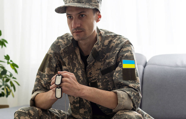 ウクライナ人兵士よ。精神衛生だ。神経質な男性の軍事的苦痛うつ病、 PTSDの概念。悲しい男は、問題があります。心理学の概念。ストレスと痛み - 写真・画像