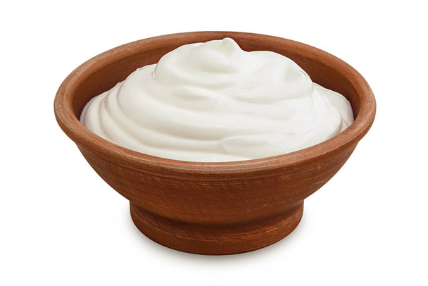 сметана или йогурт в керамической миске изолированы на белом фоне с полной глубиной резкости. - Фото, изображение