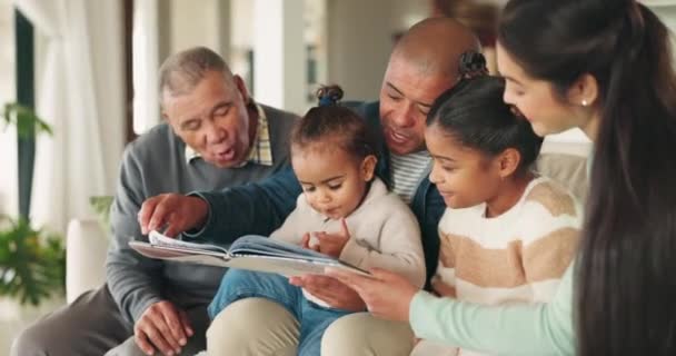 Βιβλίο ανάγνωσης, μεγάλη οικογένεια και παιδιά στο σπίτι για εκπαίδευση, σπουδές και γνώση. Αφήγηση ιστοριών, παππούδες και γονείς με παιδιά για μάθηση, κατ 'οίκον διδασκαλία και ανάπτυξη, ομιλία και σύνδεση. - Πλάνα, βίντεο