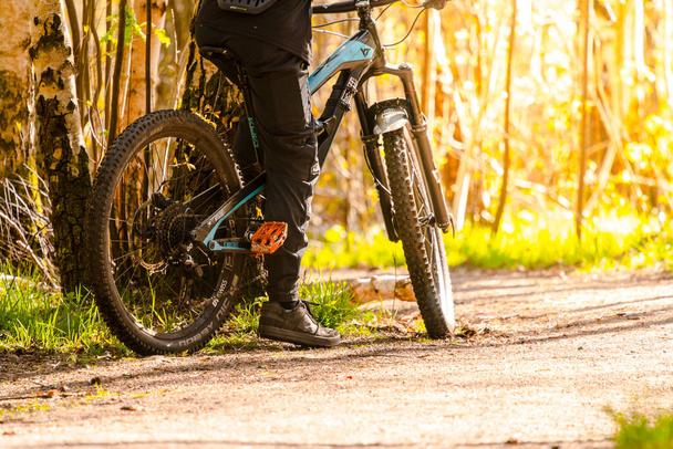 Γκέτεμποργκ, Σουηδία - 07 Μαΐου 2023: Πρόσωπο σε ορειβατικό ποδήλατο έτοιμο να κατακτήσει άλλο λόφο. - Φωτογραφία, εικόνα