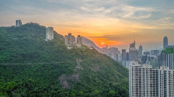 шумный район, расположенный на северном берегу Гонконга 28 июля 2023 года - Фото, изображение