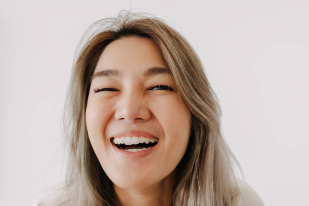 Happy smile and laugh face asian woman portrait isolated on white background. - Foto, immagini