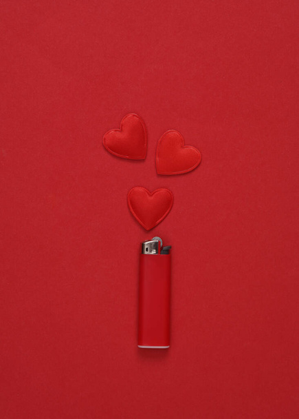αναπτήρας με καρδιά σε κόκκινο φόντο, ρομαντική έννοια - Φωτογραφία, εικόνα