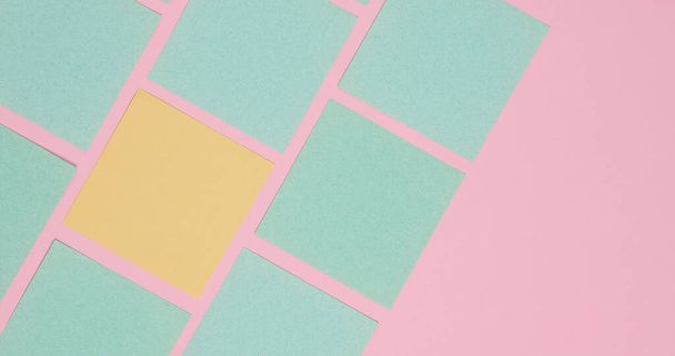 Memo kwadratowe arkusze papieru na różowym tle - Zdjęcie, obraz