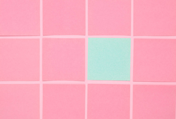 Рожево-блакитні порожні квадратні аркуші паперу - Фото, зображення