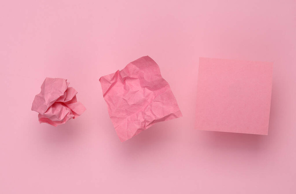 ピンクの背景のボールに紙を粉砕するステップバイステップのプロセス - 写真・画像
