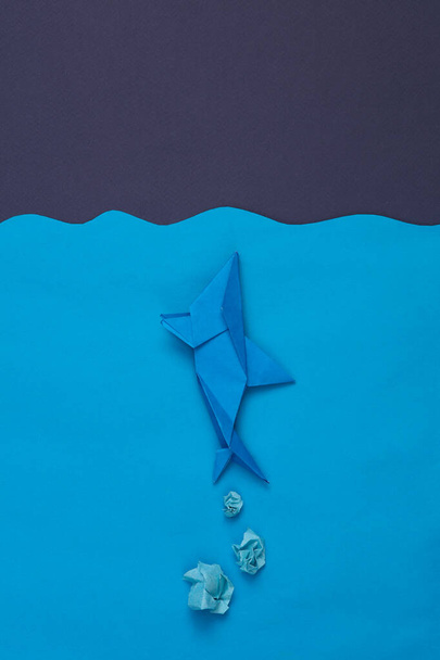 Сцена с акулами оригами в бумажном океане на фоне ночного неба. Детское творчество - Фото, изображение