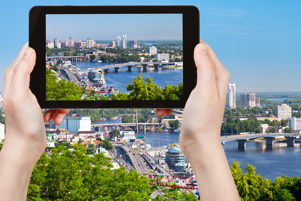 turisztikai bevétel fénykép a modern Kiev skyline - Fotó, kép